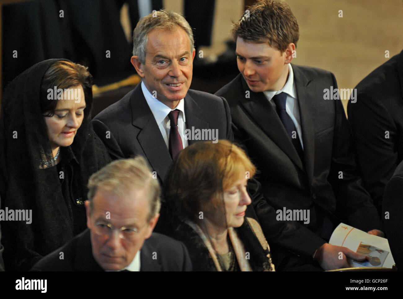 L'ancien Premier ministre britannique Tony Blair (au centre), l'épouse Cherie et son fils Euan, lors d'une messe présidée par le pape Benoît XVI à la cathédrale de Westminster, dans le centre de Londres. Banque D'Images