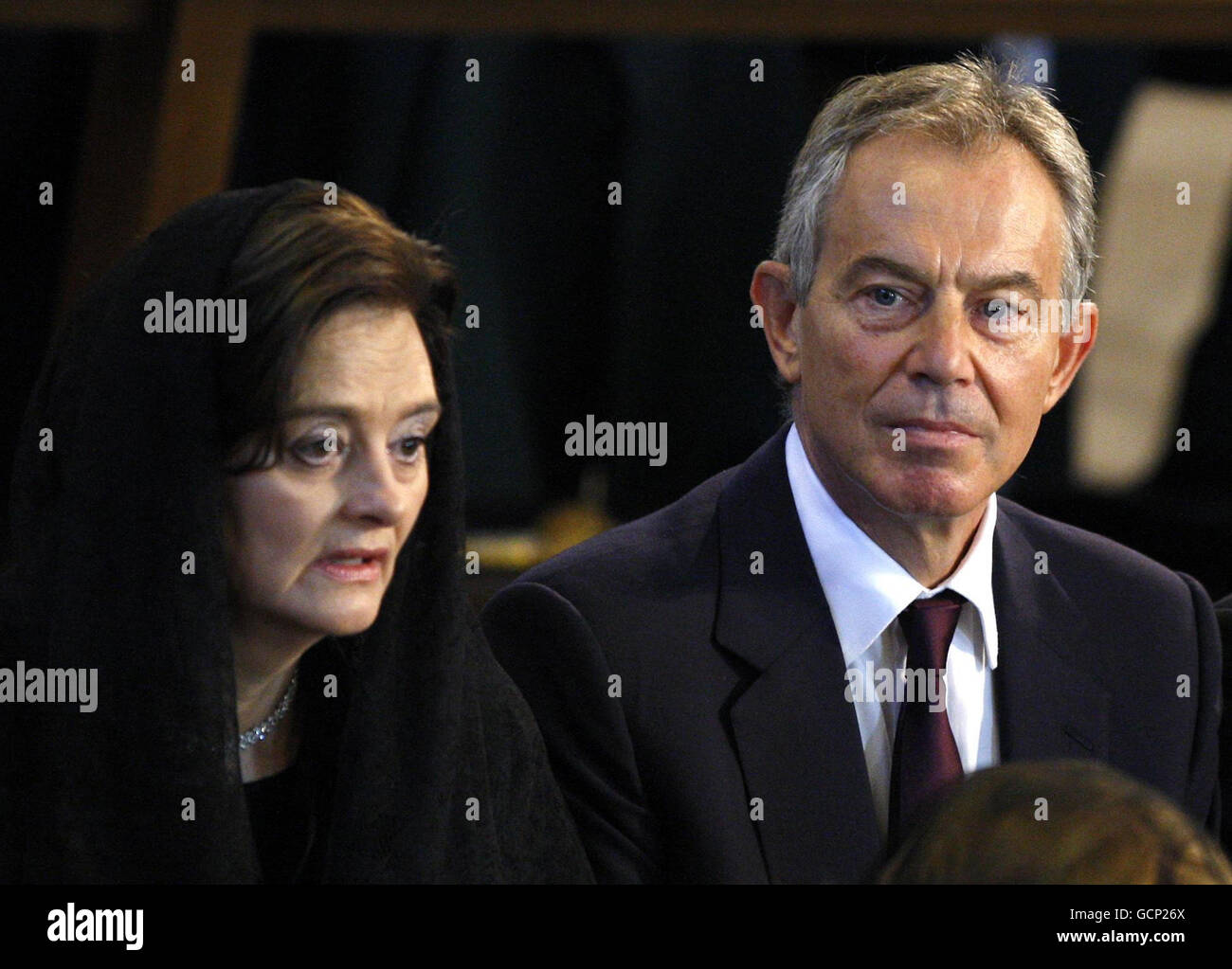 L'ancien Premier ministre britannique Tony Blair et la femme Cherie, lors d'une messe présidée par le Pape Benoît XVI à la cathédrale de Westminster, dans le centre de Londres. Banque D'Images