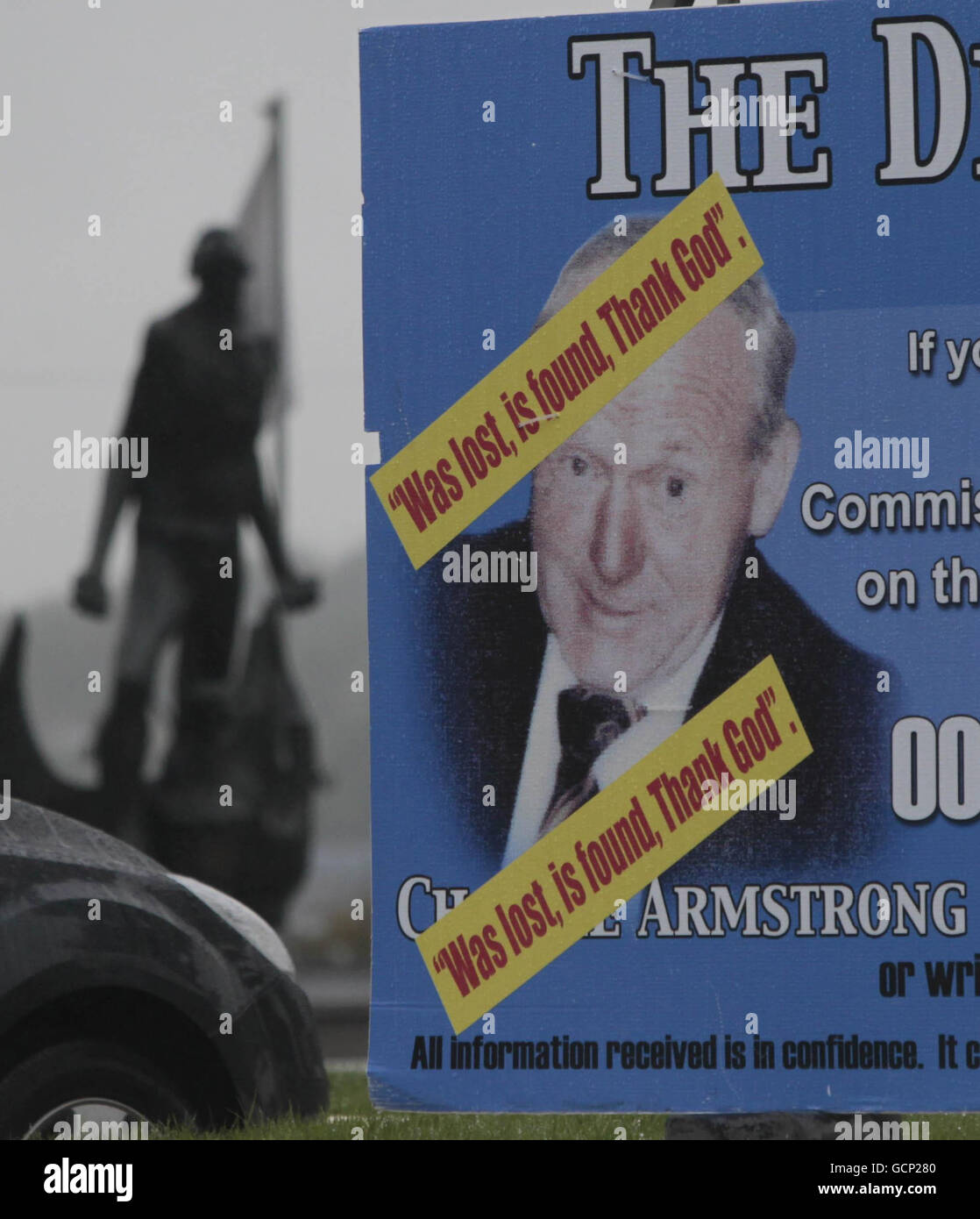 Une affiche faisant appel à l'information sur Charlie Armstrong, l'un des 'Dissofét' près de l'église St Patrick, Crossmaglen, où ses funérailles ont eu lieu aujourd'hui. Banque D'Images