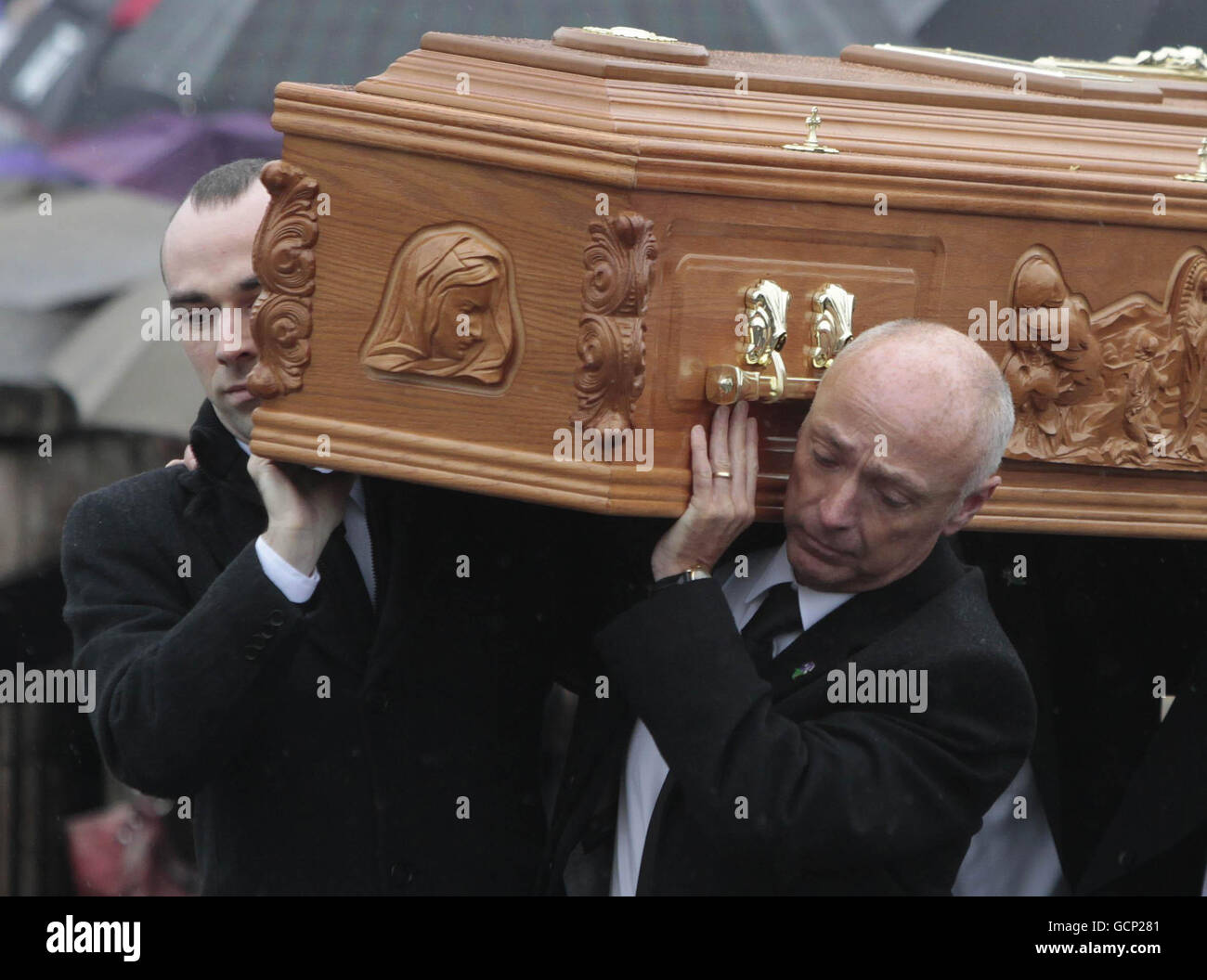 Le cercueil de Charlie Armstrong, l'un des 'dissolat' pendant les troubles, est transporté dans l'église Saint-Patrick de Crossmaglen, où aura lieu un service funéraire. Banque D'Images