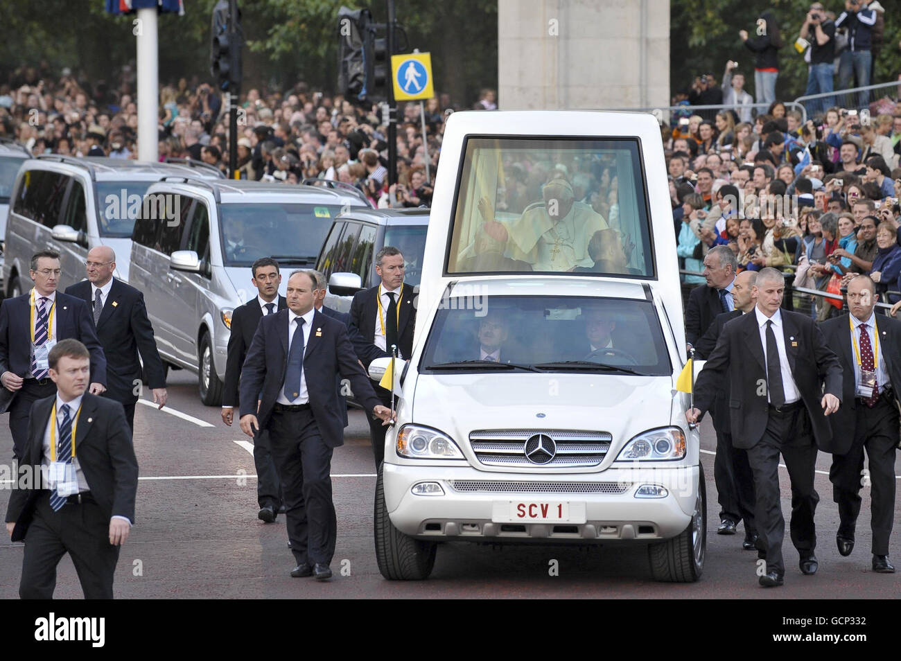 Le pape Benoît XVI se rend dans le Mall de Londres sur le chemin de Hyde Park. Banque D'Images