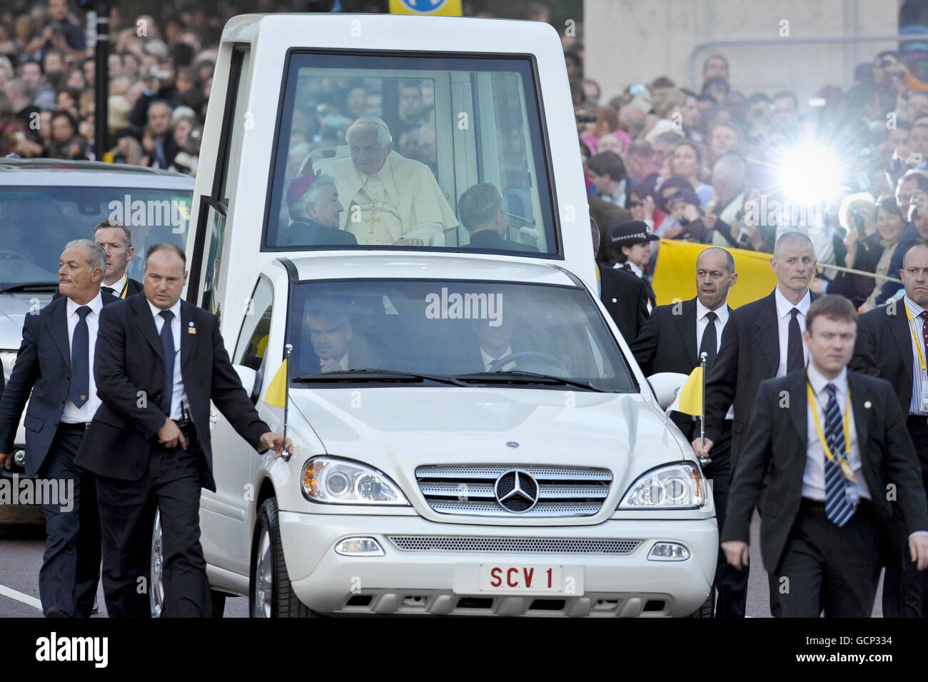 Le pape Benoît XVI se rend dans le Mall de Londres sur le chemin de Hyde Park. Banque D'Images