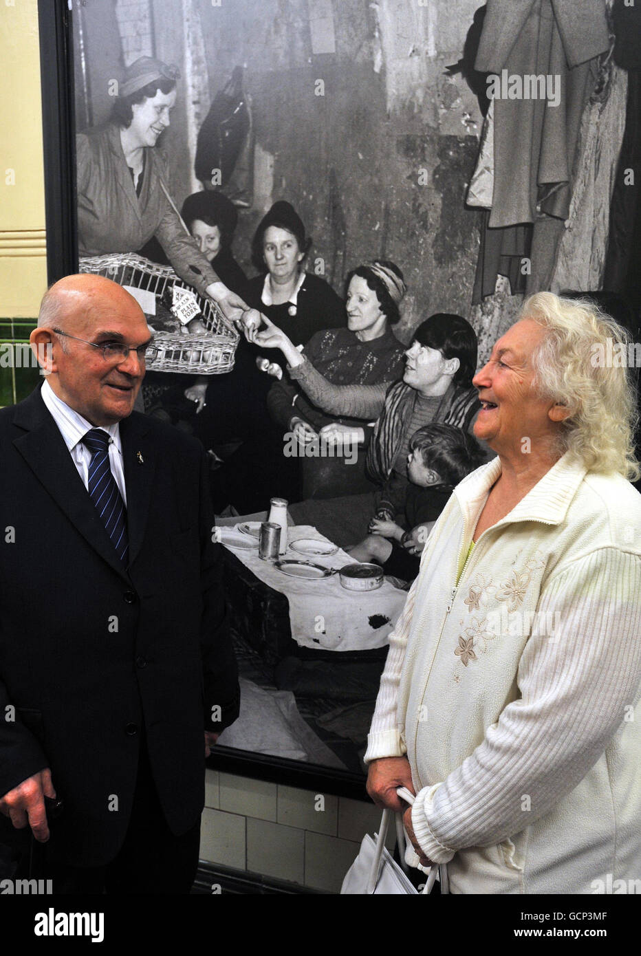 Len Phillips et Margaret Clock qui dormaient en tant qu'enfants dans les stations de métro de Londres, se tiennent dans le hall d'entrée, à la station de métro Aldwych dans le centre de Londres, Avant l'ouverture de la gare ce week-end pour une exposition pour les membres du public afin de découvrir comment les Londoniens ont fait face aux raids d'air mortels pendant le Blitz. Banque D'Images