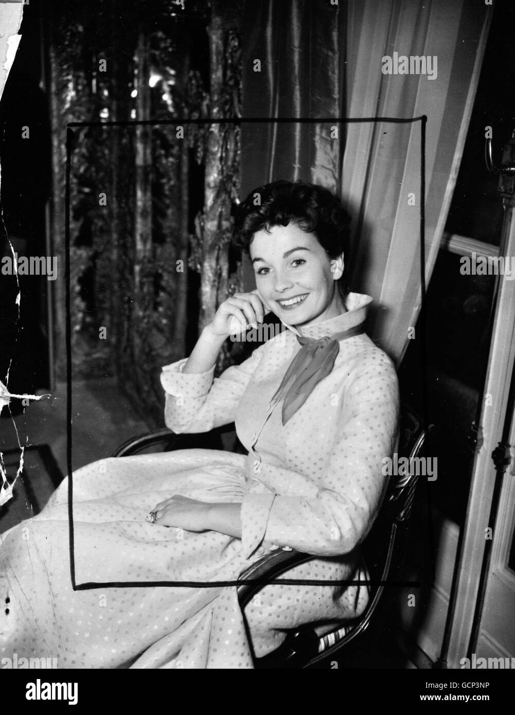 Belle star de cinéma britannique Jean Simmons photographiée lors d'une réception de presse à l'hôtel Dorchester, Park Lane, Londres, le 29 octobre 1954. Jean, épouse de Stewart Granger, est de retour en Grande-Bretagne après quatre ans à Hollywood, pour assister à la Royal film Performance à Londres en novembre. Banque D'Images