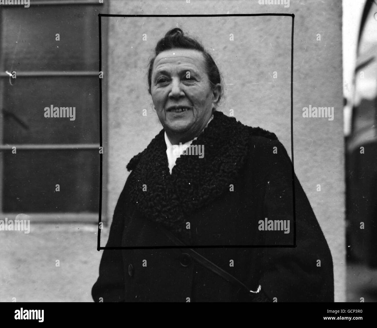 Le 15 mars 1954, à l'aéroport de Londres, en Grande-Bretagne, se trouve Mme Esther Henry, marchand d'art écossais de 72 ans, qui a participé aux enchères des trésors artistiques de l'ancien roi Farouk au caire. Mme Henry, qui a un magasin d'antiquités dans le Royal Mile d'Édimbourg, est arrivée à la presse quand elle a protesté auprès de l'encanteur au sujet de cracher des lots et de ne pas parler en anglais. Des mesures ont été prises pour les deux plaintes. Les lots ont été vendus comme catalogués et les annonces ont été faites en anglais ainsi que dans les autres langues utilisées. Banque D'Images