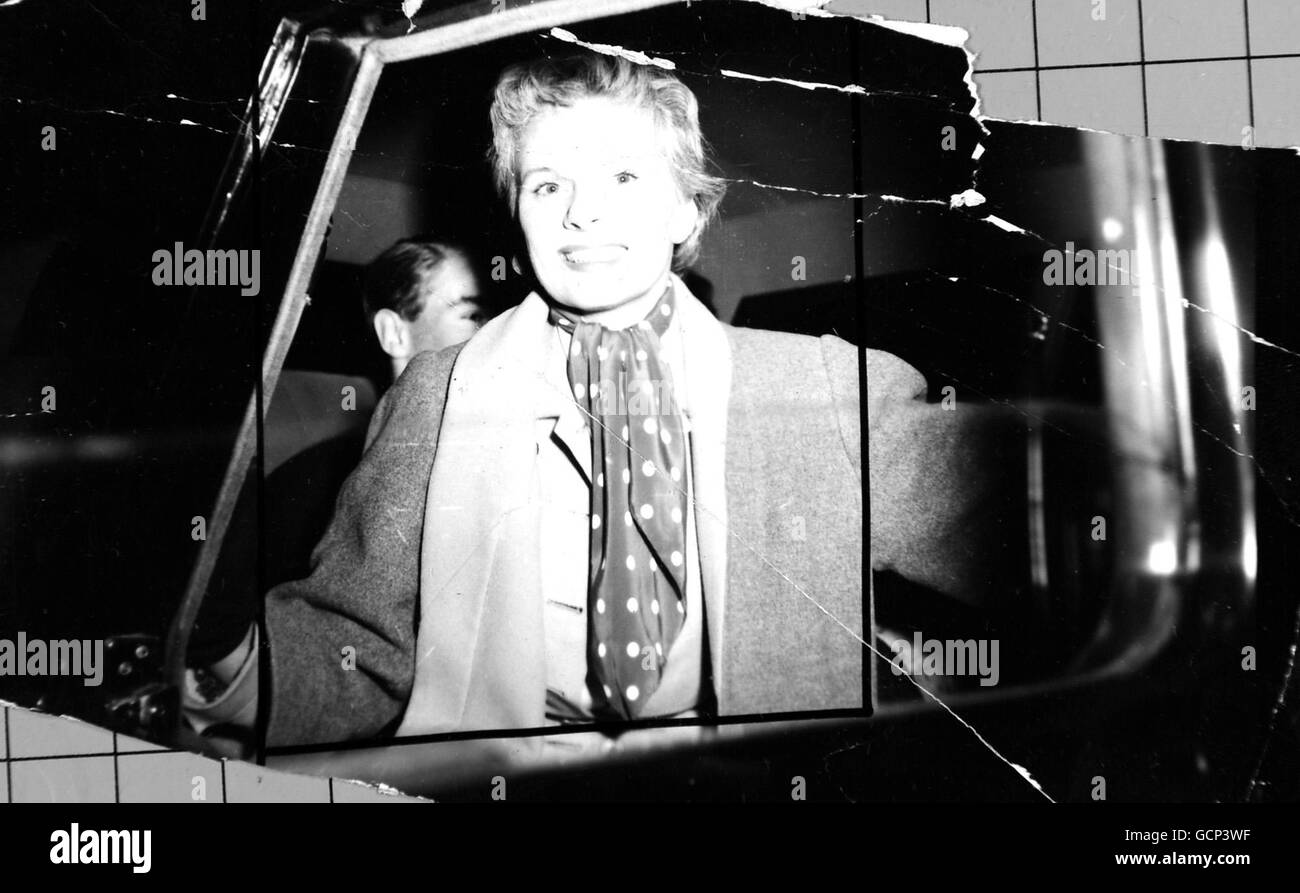 L'actrice Ann Todd porte un silencieux à pois gay alors qu'elle arrive à l'aéroport de Londres le 20 avril 1954 par BEA de Rome, où elle a passé les vacances de Pâques. Banque D'Images