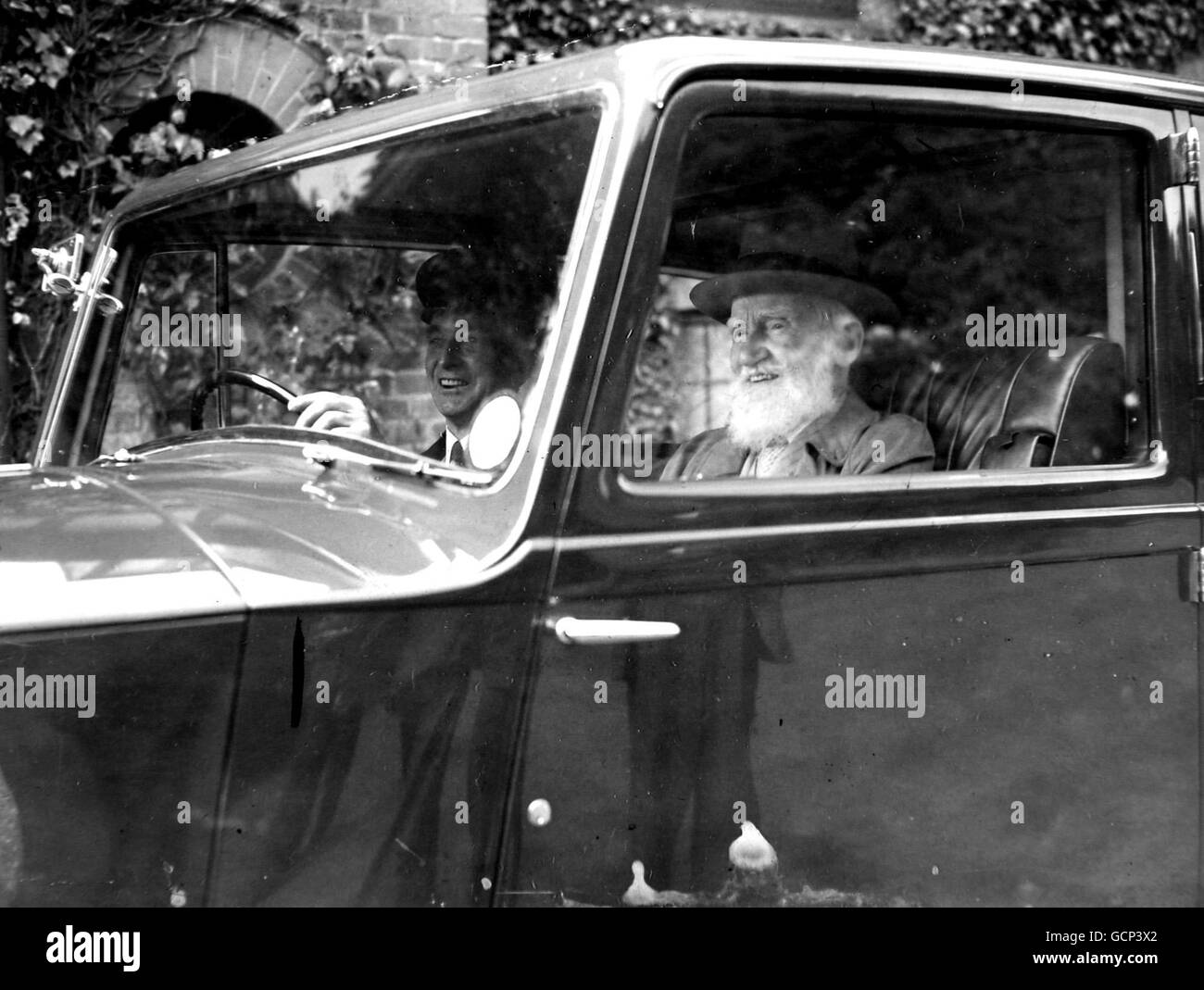George Bernard Shaw a 90 ans le 26 juillet 1946, la plus grande figure littéraire vivante de Grande-Bretagne, est né à Dublin et son 90e anniversaire est passé à sa maison de Hertfordshire, et aucun villageois n'a envoyé un message ou de félicitations, à l'égard de M. Shaw's Wishes Picture shows: Un sourire M. Shaw alors qu'il s'est mis à partir de sa maison pour son 90e anniversaire. Banque D'Images