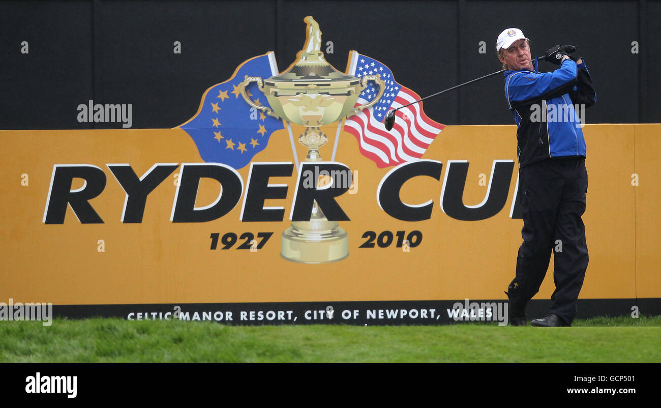 Golf - 38e Ryder Cup - Europe / Etats-Unis - deuxième jour de pratique - Celtic Manor Resort. Miguel Angel Jimenez débarque sur le 1er tee Banque D'Images