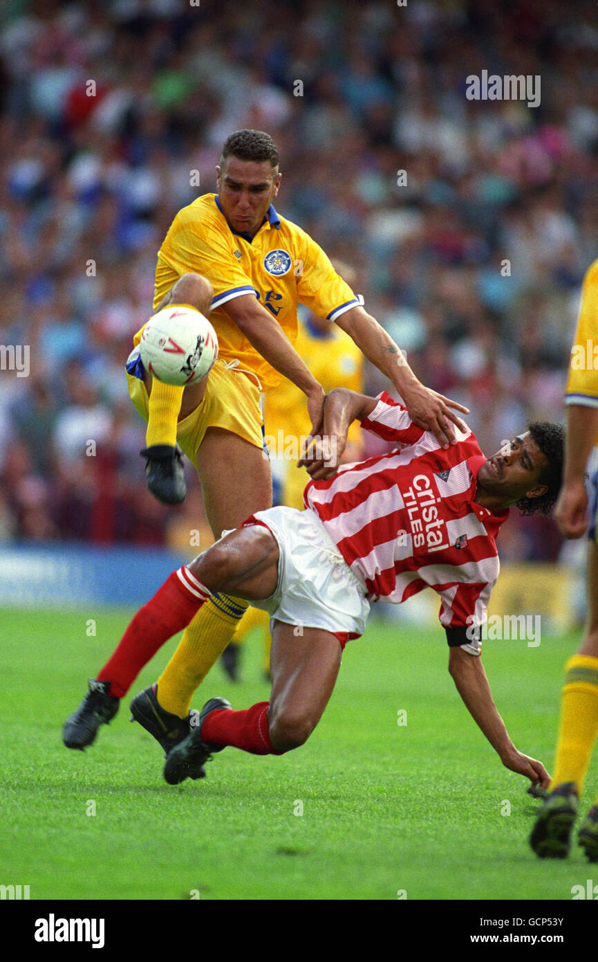 Soccer - Barclays League Division 2 - Stoke City / Leeds United.Vinnie Jones (Leeds United) repousse Chris Kamara (Stoke City) Banque D'Images
