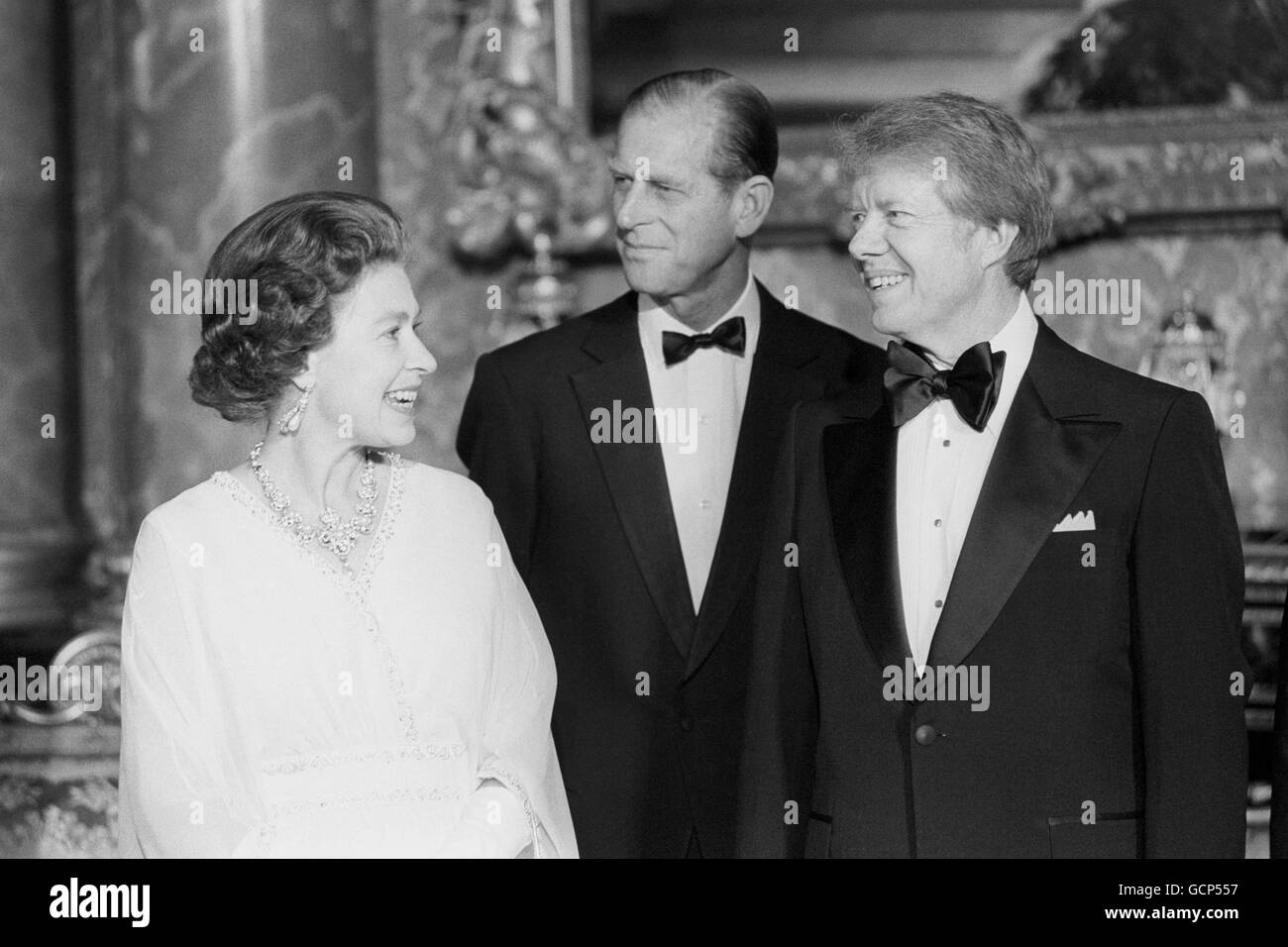 Le président Jimmy carter se joint à la reine Elizabeth II et au duc d'Édimbourg au palais de Buckingham quand lui et six autres dirigeants du monde ont assisté à un dîner dans la salle de dessin bleue. Banque D'Images