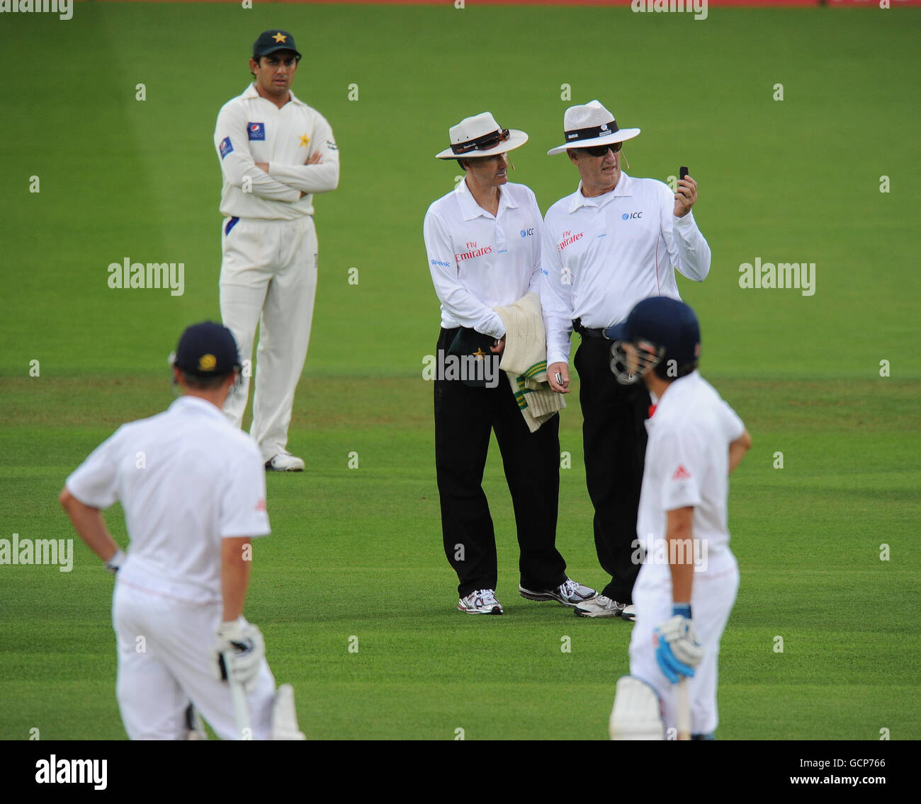 Les arbitres Billy Bowden (à gauche) et A. L. Hill prennent une légère lecture peu de temps avant d'arrêter la lecture pour la mauvaise lumière Banque D'Images