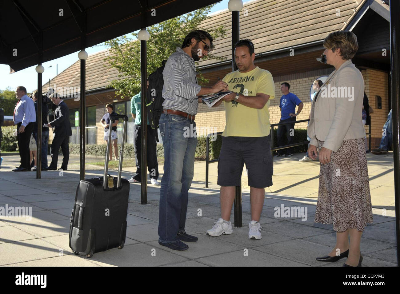 Le Shahid Afridi pakistanais s'arrête pour signer un autographe pour un fan lorsqu'il arrive à l'hôtel Team de Taunton. Banque D'Images