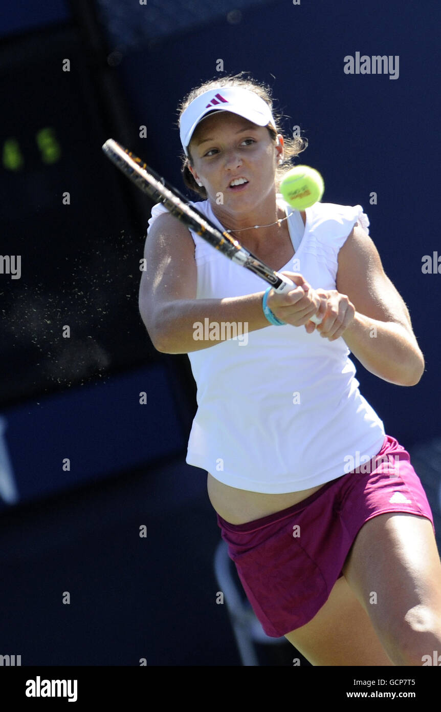 Laura Robson, de la Grande-Bretagne, en action contre Nuria Llagostera vives en Espagne pendant le match de qualification pour l'US Open, à Flushing Meadows, New York, États-Unis. Date de la photo: Samedi 28 août 2010. Le crédit photo devrait se lire: Mehdi Taamallah/PA Wire. Banque D'Images