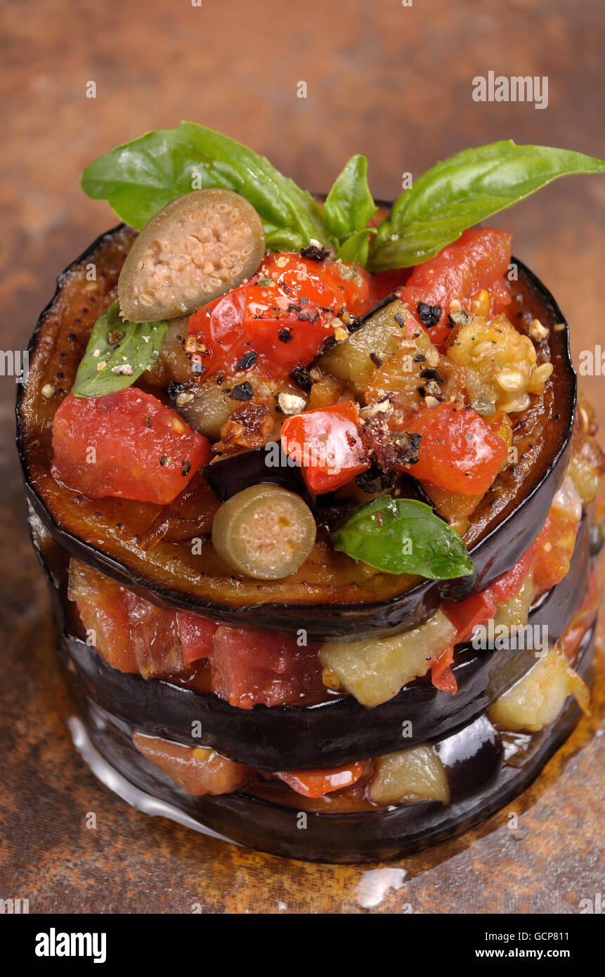 Avant-goût de l'aubergine frite avec les dés de tomates, câpres, épices aromatisées Banque D'Images