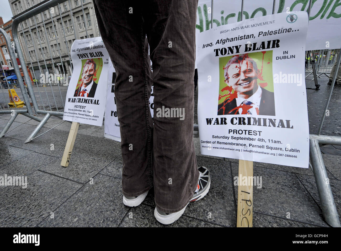 Affiches déclarant Tony Blair criminel de guerre lors de la signature du livre de l'ancien Premier ministre Tony Blair au magasin de livres d'Eason à Dublin. Banque D'Images