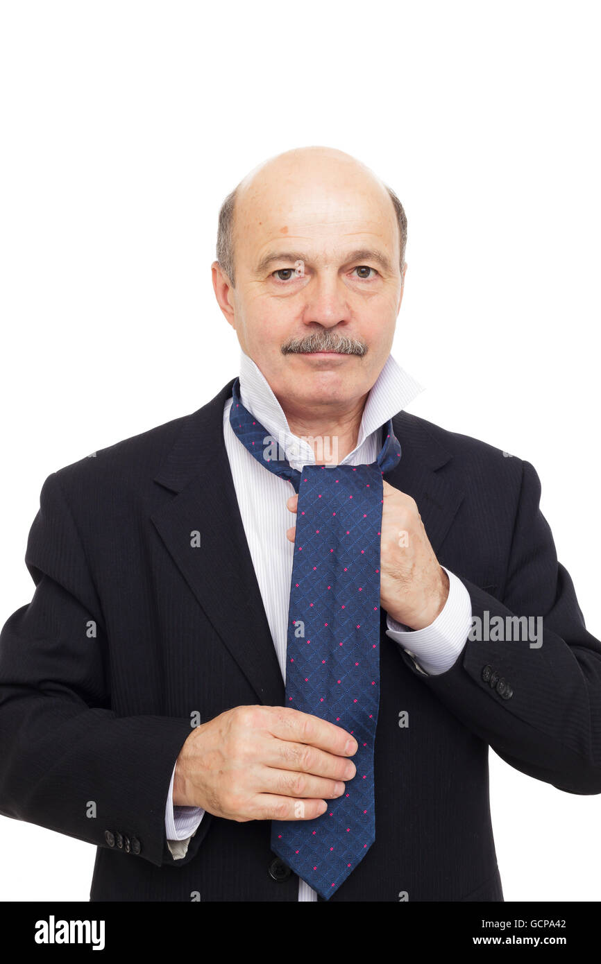 Personne âgée choisit tie pour les affaires de même. Vêtements Homme choisit pour une réunion importante Banque D'Images