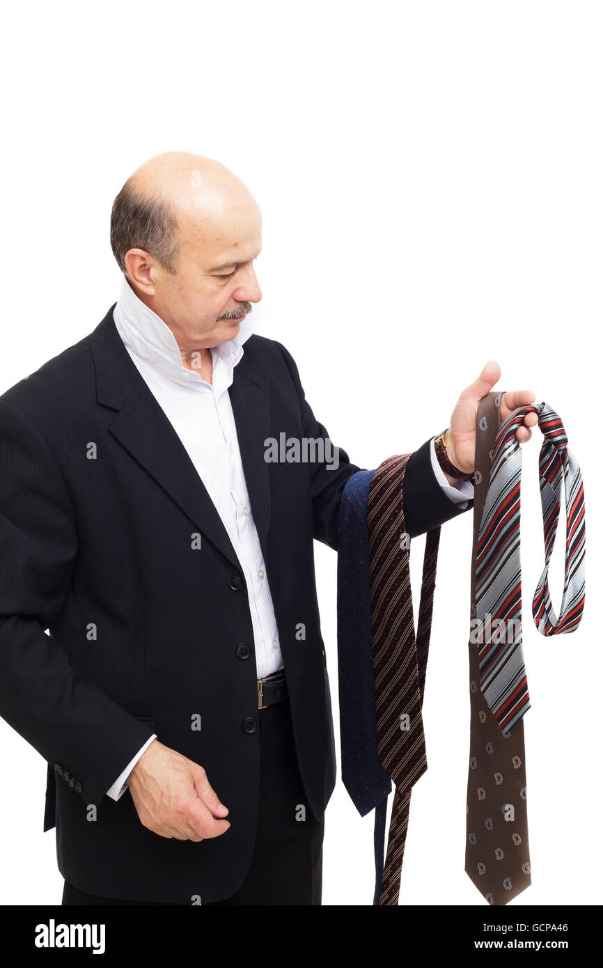 Personne âgée choisit tie pour les affaires de même. Vêtements Homme choisit pour une réunion importante Banque D'Images