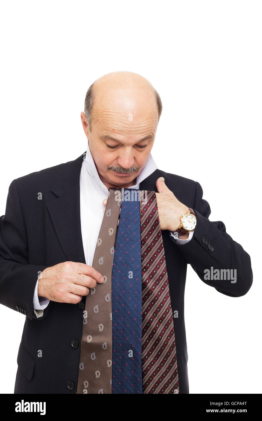 Personne âgée choisit tie pour les affaires de même. Vêtements Homme choisit pour une réunion importante Banque D'Images