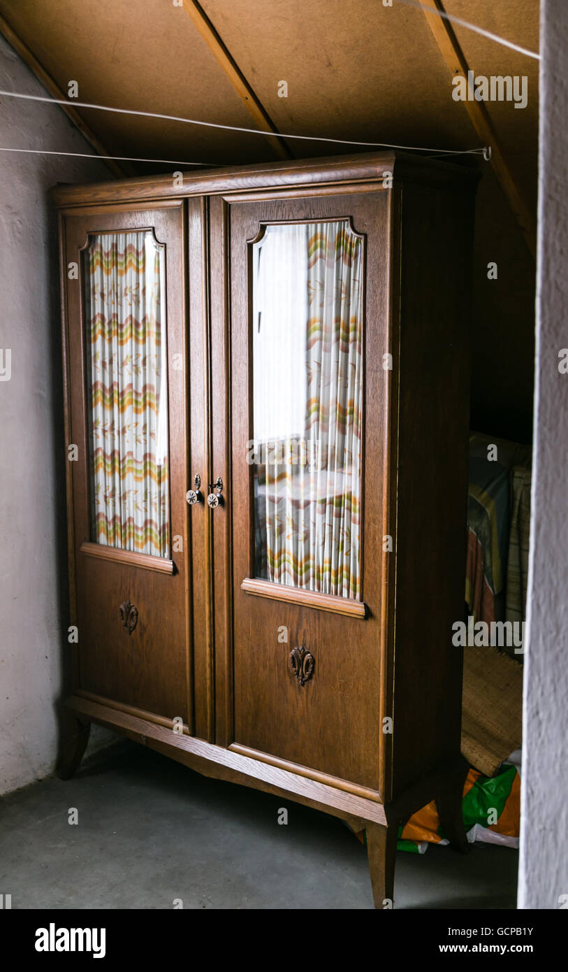 Très vieille armoire ancienne meubles dans le loft Photo Stock - Alamy