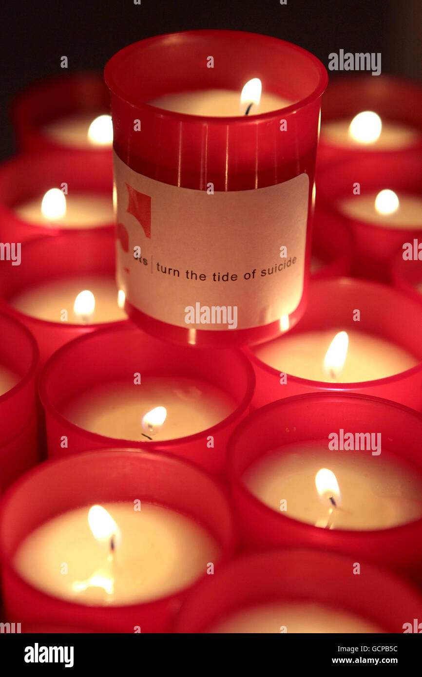 Les bougies brûlent lors d'une veillée aux chandelles pour marquer la semaine mondiale de prévention du suicide au College Green, Dublin. Banque D'Images