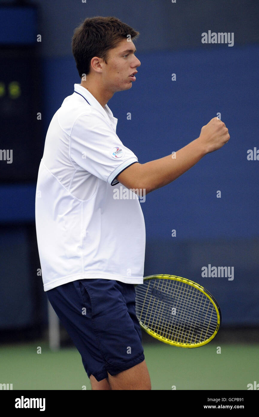 Oliver Golding de Grande-Bretagne célèbre son match contre Alexander Rumyantsev de Russie et Victor Baluda lors des doubles de Boy le 12 e jour du championnat américain de tennis ouvert 2010, à Flushing Meadows, New York, États-Unis. Banque D'Images