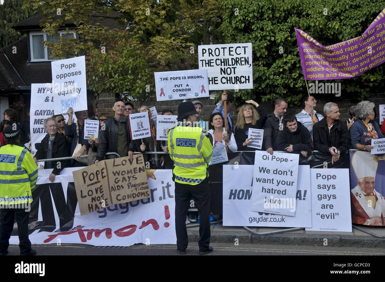 Des manifestants se sont manifestant lors d'une manifestation, alors que le pape Benoît XVI arrive au St Mary's University College, à Twickenham, dans le sud-ouest de Londres. Banque D'Images