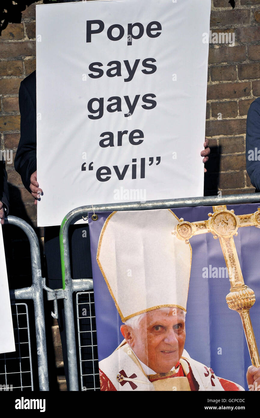 Des manifestants se sont manifestant lors d'une manifestation, alors que le pape Benoît XVI arrive au St Mary's University College, à Twickenham, dans le sud-ouest de Londres. Banque D'Images