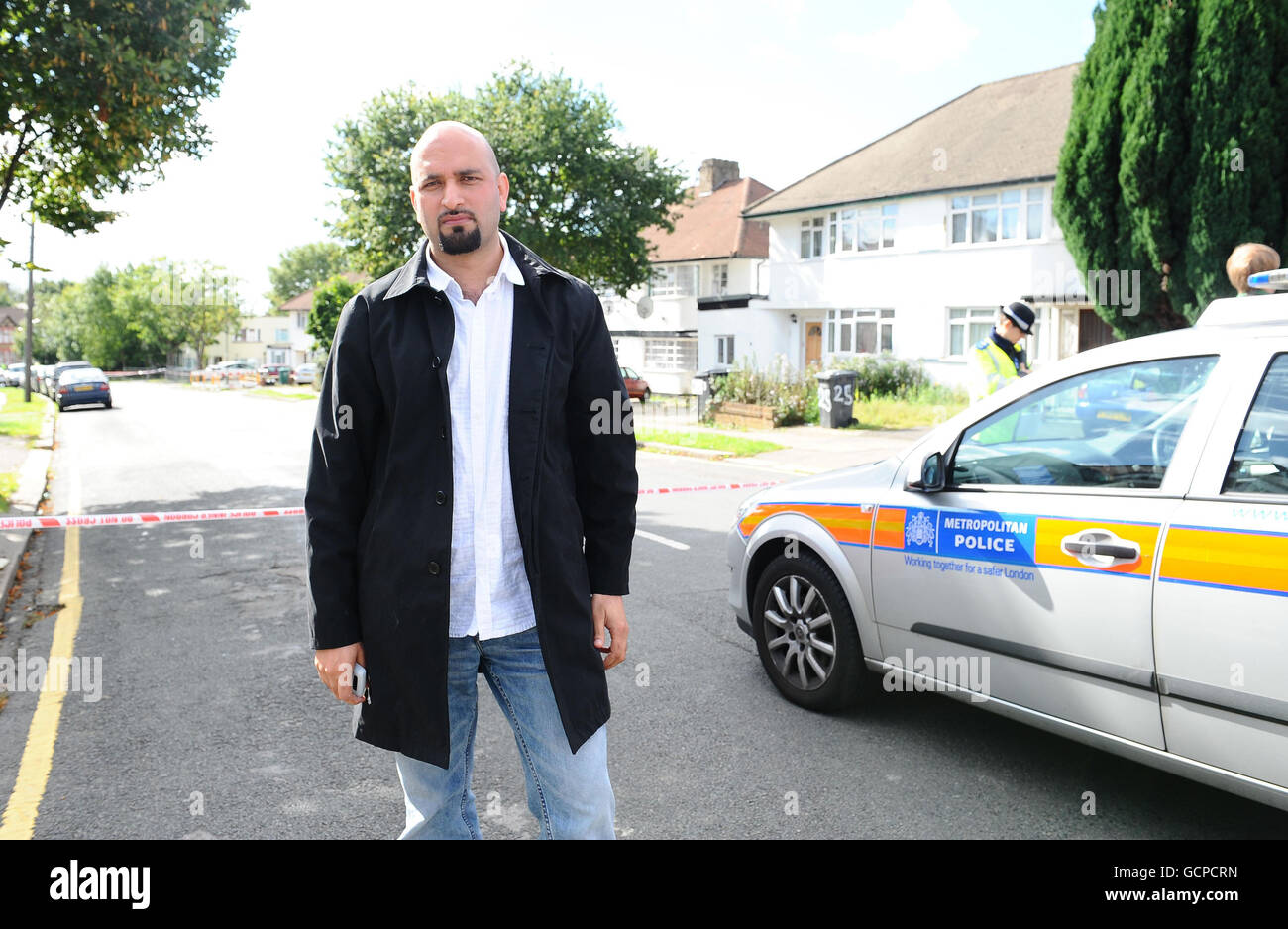 Murtaza Ali Shah, sous-rédacteur en chef de l'International The News, sur la scène de Green Lane à Edgware, dans le nord de Londres, où le Dr Imran Farooq, un membre de premier plan du parti MQM (Muttahida Quami Movement), a été retrouvé avec des blessures à la tête et des coups de couteau hier à 17h30. Il a été traité par des ambulanciers paramédicaux sur place mais a été déclaré mort à 6,37 heures, selon la police. Banque D'Images