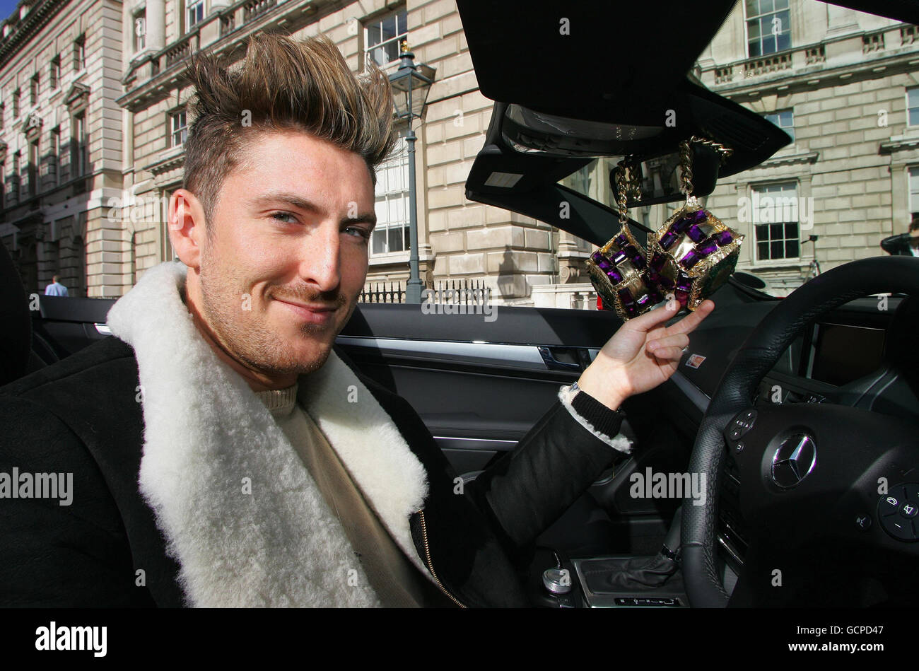 Henry Holland, designer de mode, lance le « Cercedes-Benz car Boot-ique » avec son édition limitée « furry dice » à Somerset House, dans le centre de Londres, pendant la Fashion week de Londres. Banque D'Images