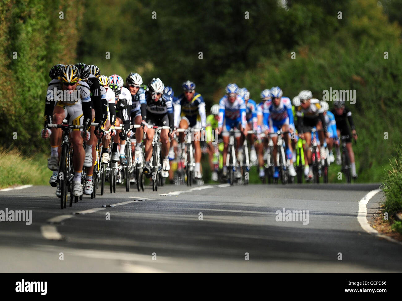 Le peloton traverse la campagne du Suffolk pendant la phase 7 du Tour de Grande-Bretagne. Banque D'Images