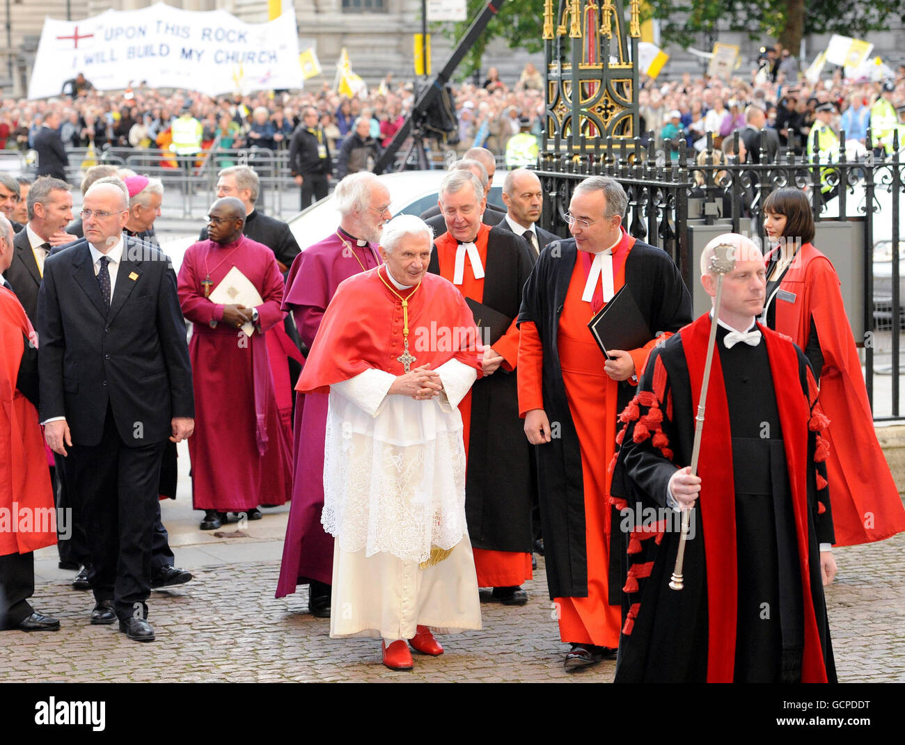 Le pape Benoît XVI arrive à l'abbaye de Westminster, à Londres, où il est accueilli par le doyen de Westminster, le révérend droit John Hall (à droite). Banque D'Images