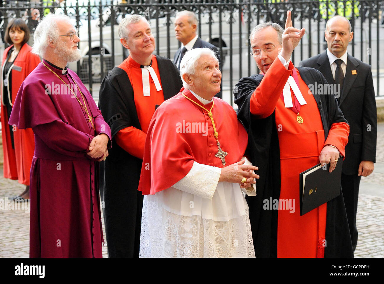 Le pape Benoît XVI arrive à l'abbaye de Westminster, à Londres, où il est accueilli par le doyen de Westminster, le révérend droit John Hall (à droite). Banque D'Images