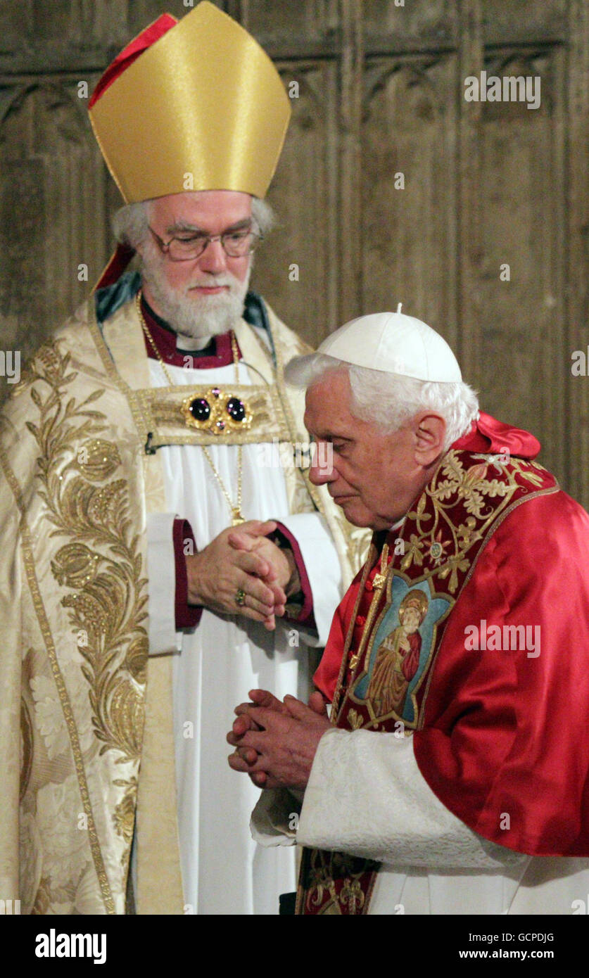 Le Pape Benoît XVI prie avec l'archevêque de Canterbury, le Dr Rowan Williams, dans le sanctuaire de St Edward le confesseur à l'abbaye de Westminster, Londres. Banque D'Images