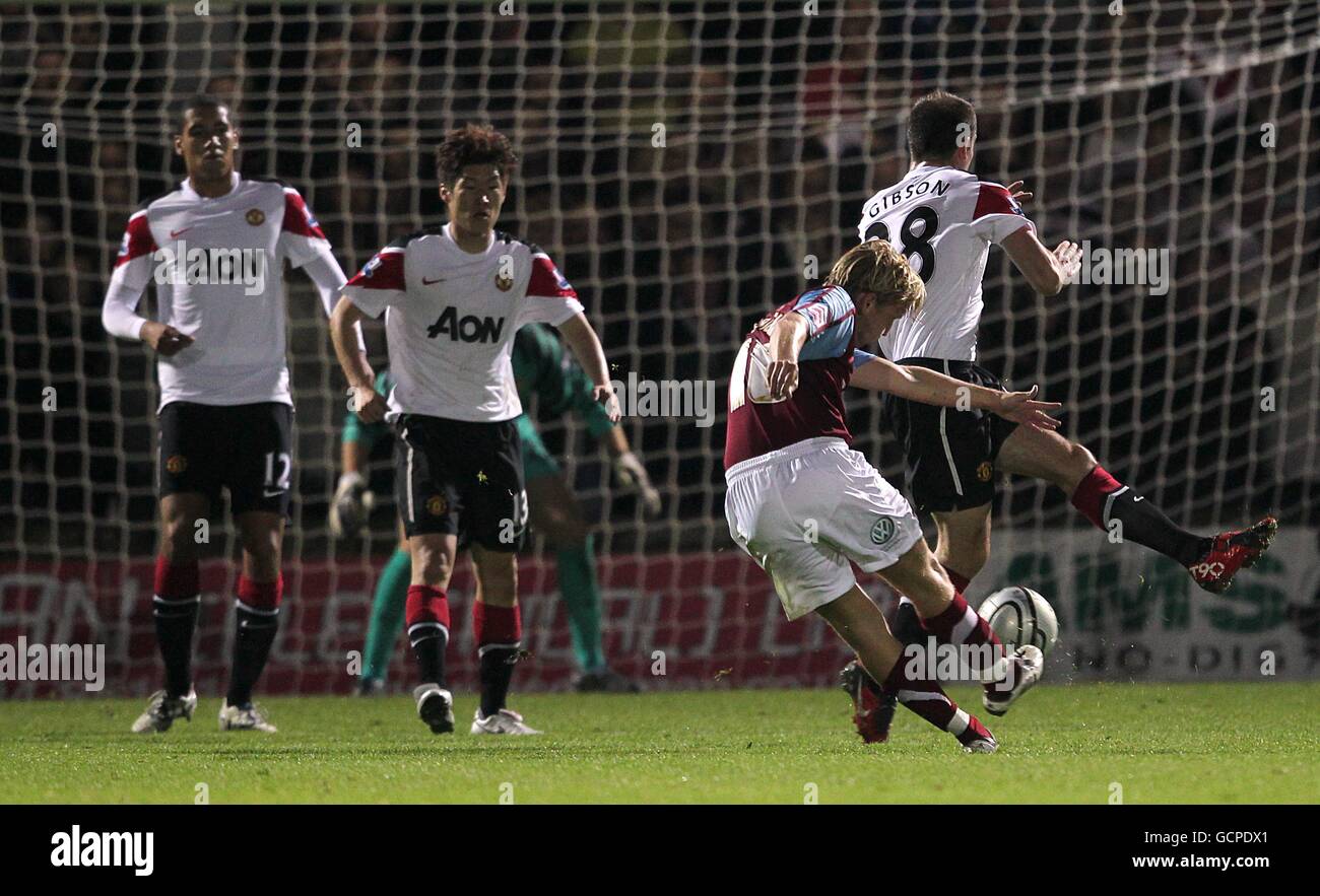 Football - Carling Cup - troisième tour - Scunthorpe United / Manchester United - Glanford Park.Josh Wright, de Scunthorpe United, marque le premier but du match de son côté Banque D'Images