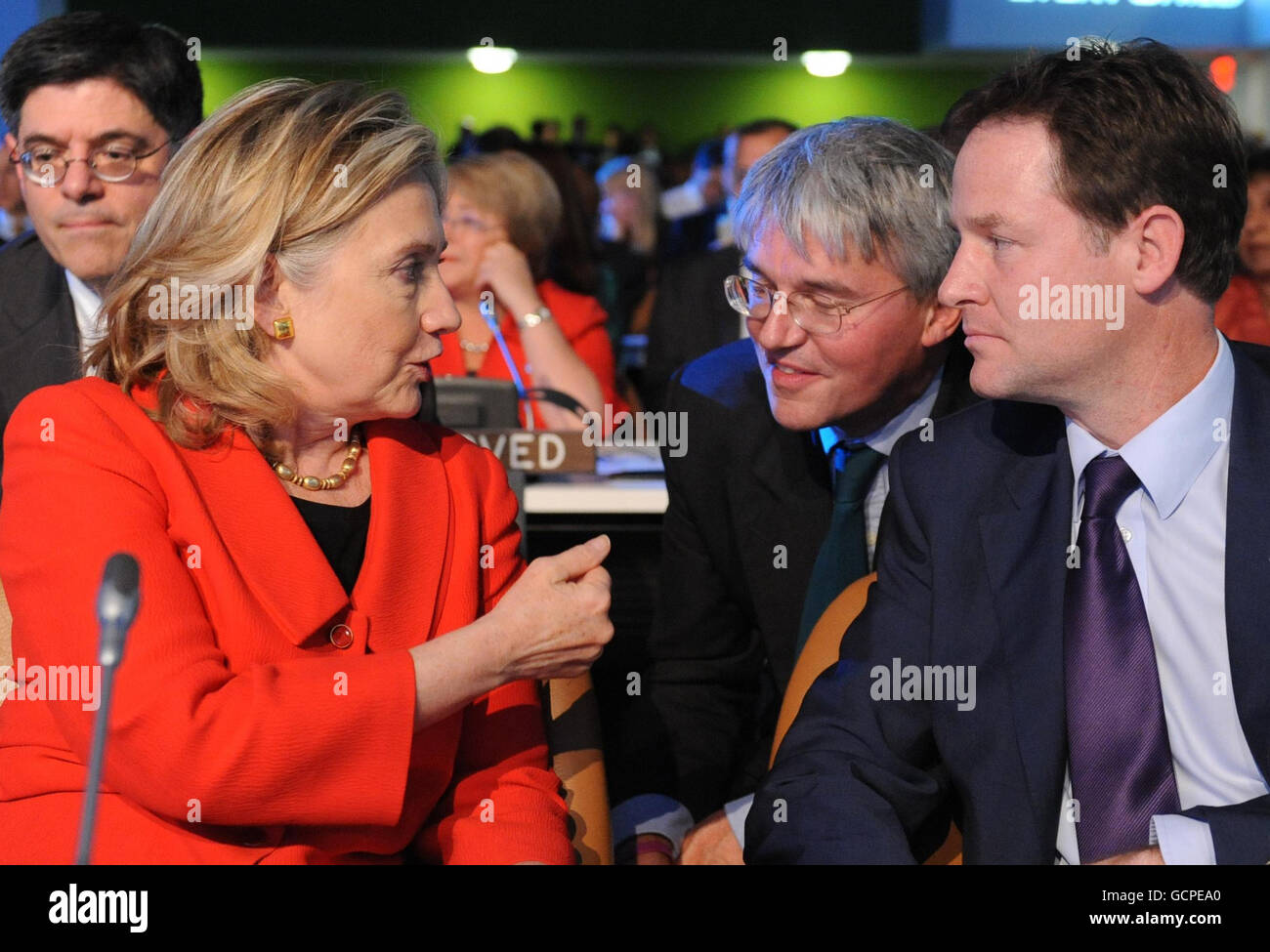 Le vice-premier ministre Nick Clegg a eu des discussions avec le secrétaire d’État américain Hilary Clinton et le secrétaire d’État britannique pour le développement international Andrew Mitchell avant de s’exprimer lors d’une réunion de dirigeants du monde entier sur la réduction de la motialité infantile et maternelle lors de sa participation au Sommet des objectifs du Millénaire pour le développement de l’ONUÀ l'Assemblée générale des Nations Unies à New York aujourd'hui. Banque D'Images Le vice-premier ministre Nick Clegg a eu des discussions avec le secrétaire d’État américain Hilary Clinton et le secrétaire d’État britannique pour le développement international Andrew Mitchell avant de s’exprimer lors d’une réunion de dirigeants du monde entier sur la réduction de la motialité infantile et maternelle lors de sa participation au Sommet des objectifs du Millénaire pour le développement de l’ONUÀ l'Assemblée générale des Nations Unies à New York aujourd'hui. Banque D'Images