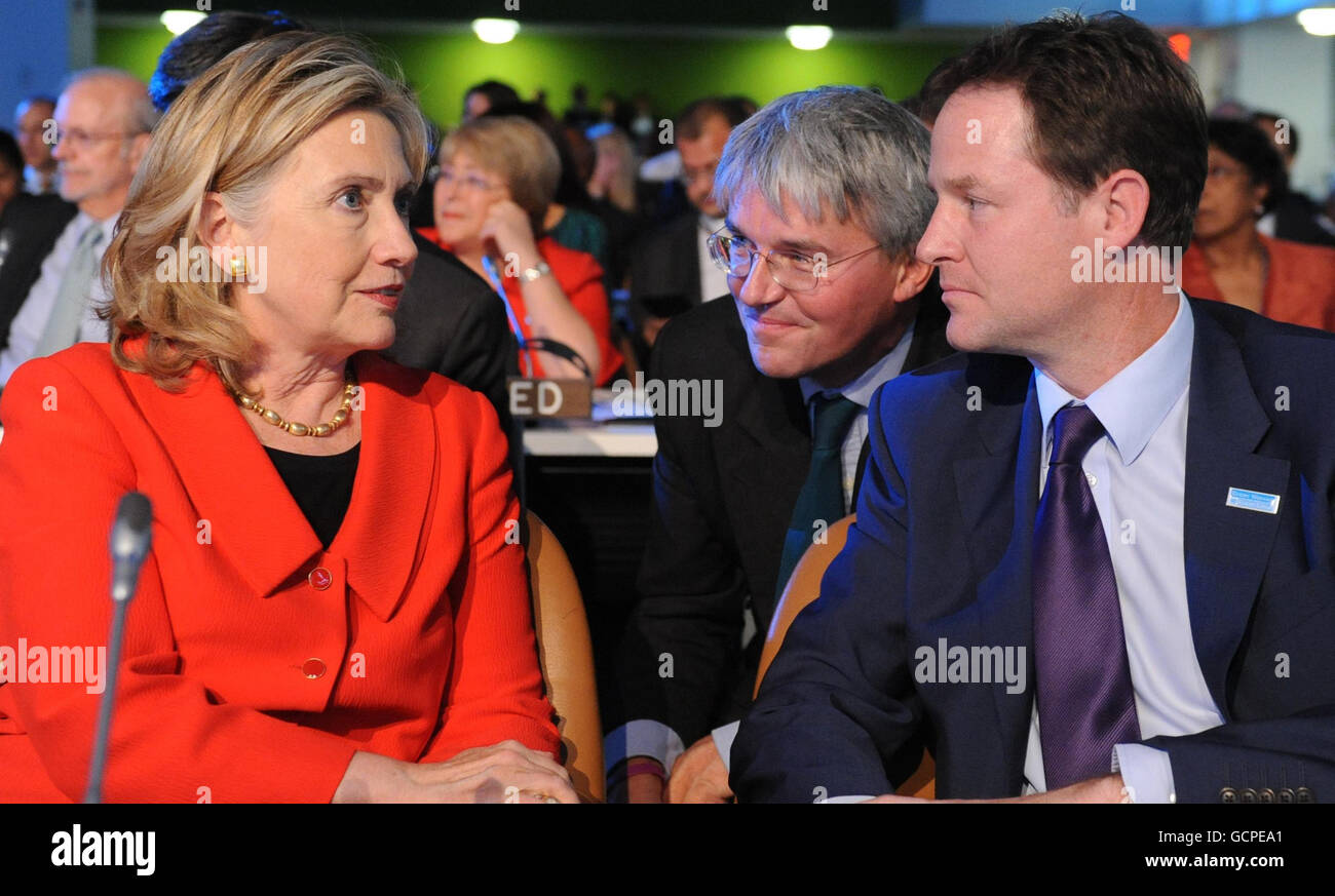 Le vice-premier ministre Nick Clegg a eu des discussions avec le secrétaire d’État américain Hilary Clinton et le secrétaire d’État britannique pour le développement international Andrew Mitchell avant de s’exprimer lors d’une réunion de dirigeants du monde entier sur la réduction de la motialité infantile et maternelle lors de sa participation au Sommet des objectifs du Millénaire pour le développement de l’ONUÀ l'Assemblée générale des Nations Unies à New York aujourd'hui. Banque D'Images Le vice-premier ministre Nick Clegg a eu des discussions avec le secrétaire d’État américain Hilary Clinton et le secrétaire d’État britannique pour le développement international Andrew Mitchell avant de s’exprimer lors d’une réunion de dirigeants du monde entier sur la réduction de la motialité infantile et maternelle lors de sa participation au Sommet des objectifs du Millénaire pour le développement de l’ONUÀ l'Assemblée générale des Nations Unies à New York aujourd'hui. Banque D'Images
