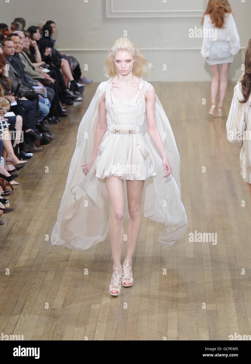 Un modèle sur la passerelle pendant le spectacle printemps/été Julien Macdonald à Banqueting House, Whitehall, Londres, dans le cadre de la London Fashion week. PHOTO DE L'ASSOCIATION DE PRESSE Date de la photo : dimanche 19 septembre 2010. Le crédit photo devrait indiquer : Fiona Hanson/PA Wire Banque D'Images