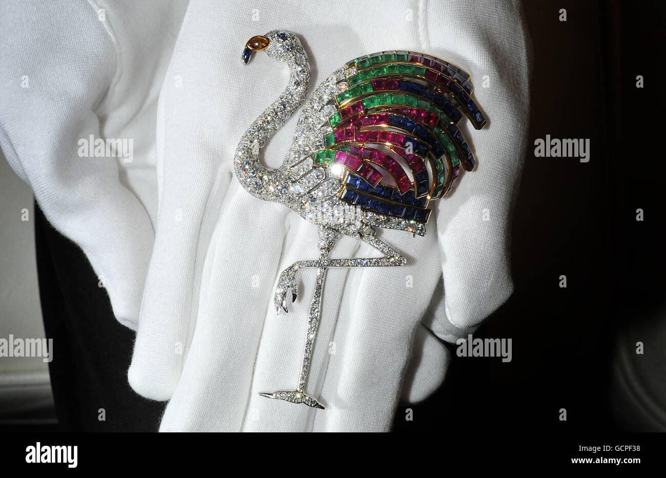 Le rubis, le saphir, la citrine émeraude et le diamant, Flamingo clip, monté par Cartier en 1940, dont la valeur est de &livre;1m à &livre;1.5m, fait partie d'une collection des joyaux de la duchesse de Windsor à Sotheby's à Londres. Banque D'Images