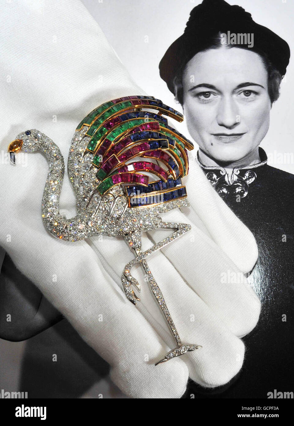Le rubis, saphir, citronnelle émeraude et diamant, Flamingo clip, monté par Cartier en 1940, évalué de 1m à 1.5m, fait partie d'une collection des joyaux de la Duchesse de Windsor à Sotheby's à Londres. Banque D'Images
