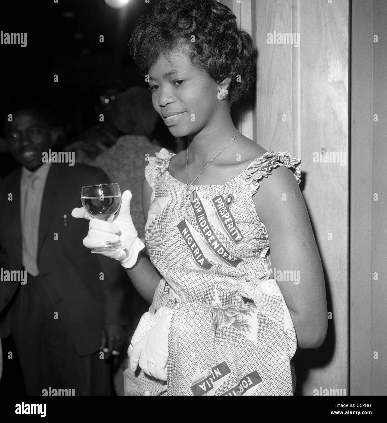 Grace Eromostele portant une robe portant le slogan « Prosperity for Independent Nigeria » au Royal Festival Hall, Londres. De nombreux Nigérians ont assisté aux célébrations de l'indépendance de leur pays, qui ont lieu le 1er octobre 1960. Banque D'Images