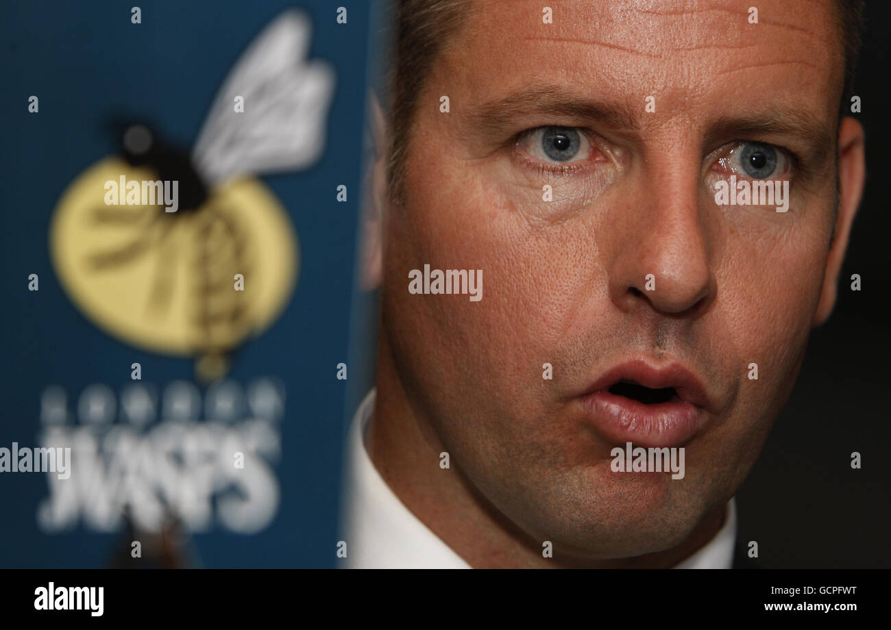 Rugby Union - lancement de la coupe Heineken - Millennium Stadium.Tony Hanks, entraîneur des London Wasps, parle aux médias lors du lancement de la coupe Heineken au Millennium Stadium de Cardiff. Banque D'Images