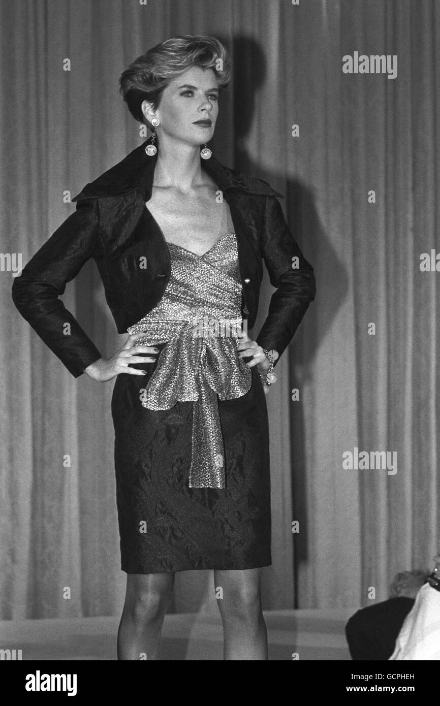 Une création de Bruce Oldfield, une jupe courte noire richement brodée associée à une veste boléro assortie et un chemisier enveloppant doré, est dévoilée à l'hôtel Claridges lorsque les grands designers britanniques ont lancé sa dernière collection dans le cadre de la Fashion week de Londres. Banque D'Images
