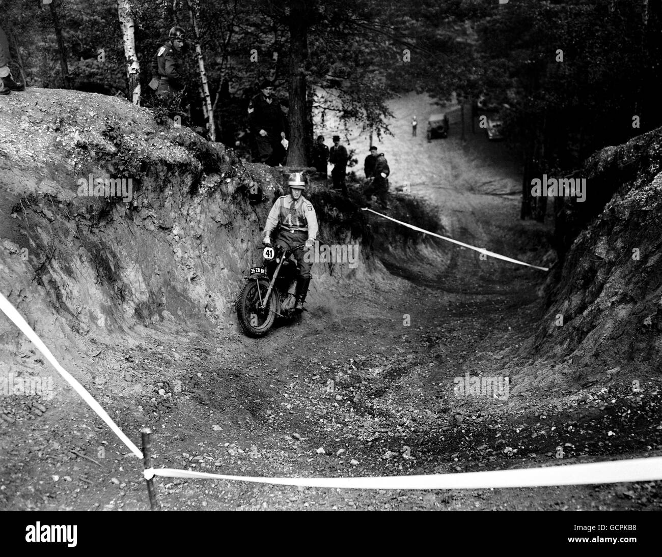 Sgt. A.Nilsson de l'armée suédoise (41) monte la colline 60 presque sur la banque. Banque D'Images