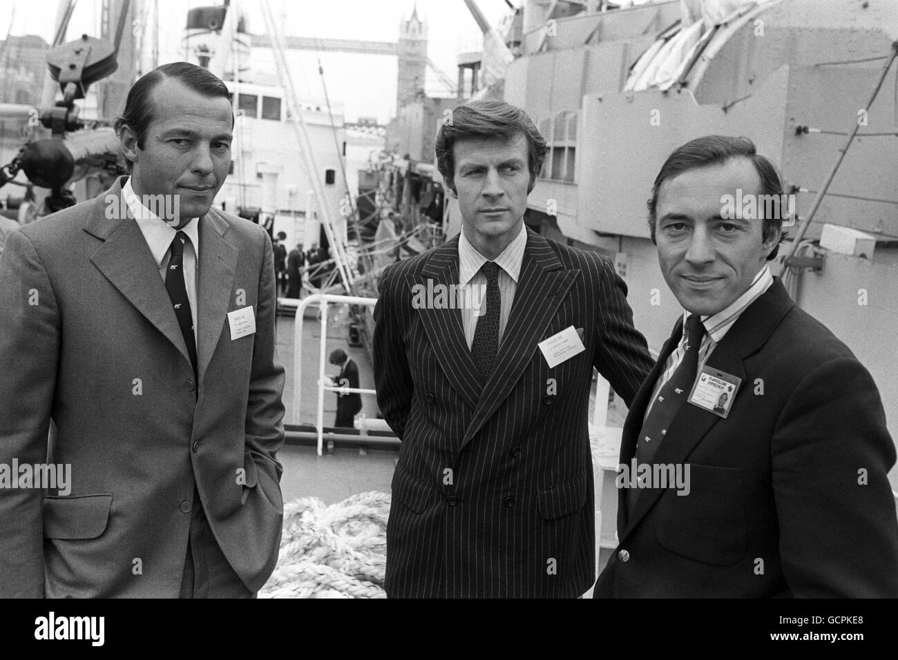 Sir Ranulph Fiennes, chef de l'expédition (au centre), avec deux des membres de l'équipe de l'expédition transmondiale 1979-1982, M. Charles Burton (à gauche) et M. Oliver Shepard, à bord du navire de soutien des expéditions, MV Benjamin Bowring, qui est à l'ancre dans le Pool de Londres. Banque D'Images