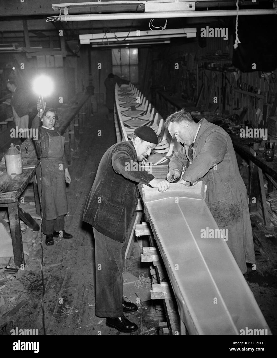 Courses de bateaux - course de bateaux d'Oxford - Hammersmith.M. Frank Sims (à gauche) et M. Ted Wilde travaillent sur le nouveau bateau qui sera utilisé par l'équipe d'Oxford pendant la course de cette année. Banque D'Images