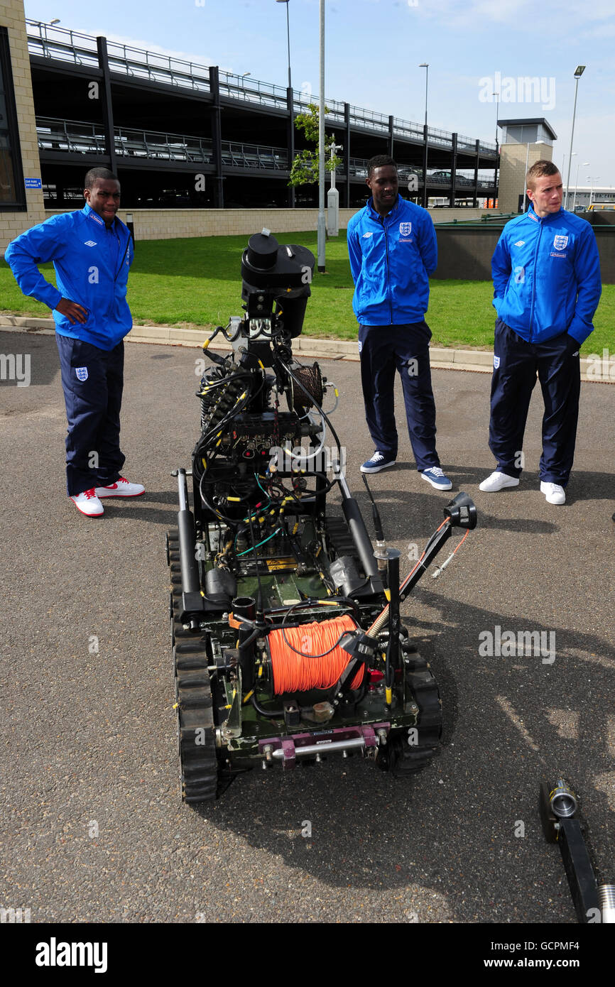 Des membres de l'équipe U21 d'Angleterre se présentent à un robot d'élimination de la bombe lors d'une visite de la Brigade d'assaut aérienne 16 et de la garnison de Colchester, à Colchester. Banque D'Images