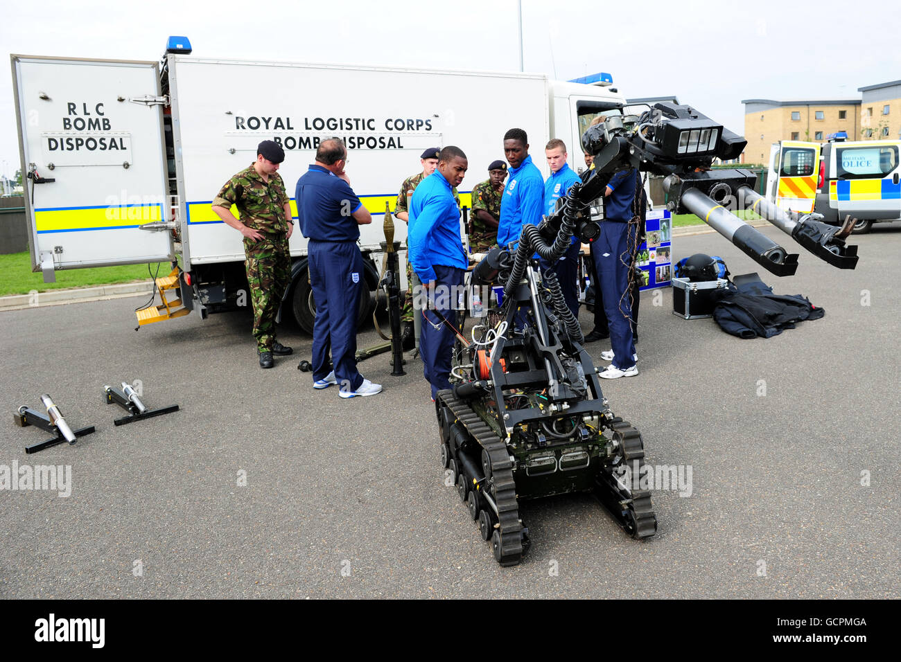 Football - Angleterre sous 21 visite à Colchester Barracks.Des membres de l'équipe U21 d'Angleterre se présentent à un robot d'élimination de la bombe lors d'une visite de la Brigade d'assaut aérienne 16 et de la garnison de Colchester, à Colchester. Banque D'Images