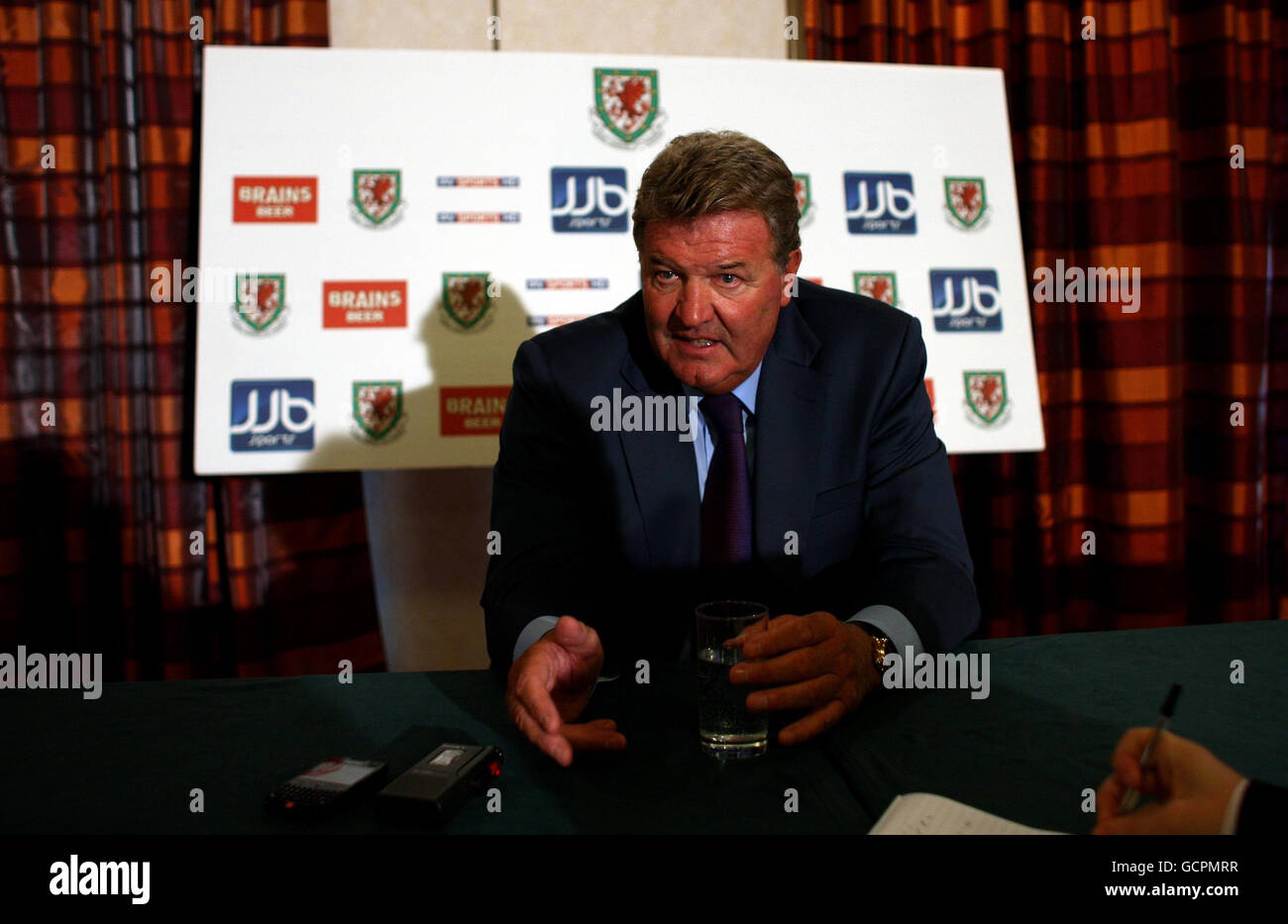 John Toshack lors de la conférence de presse à Vale Resort, Cardiff. Banque D'Images