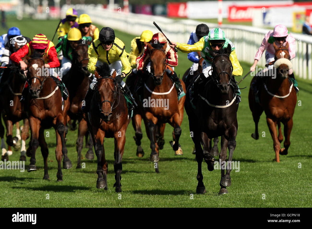 Wootton Bassett monté par Paul Hanagan rentre à la maison pour gagner Les enjeux de Weatherbys Insurance Banque D'Images