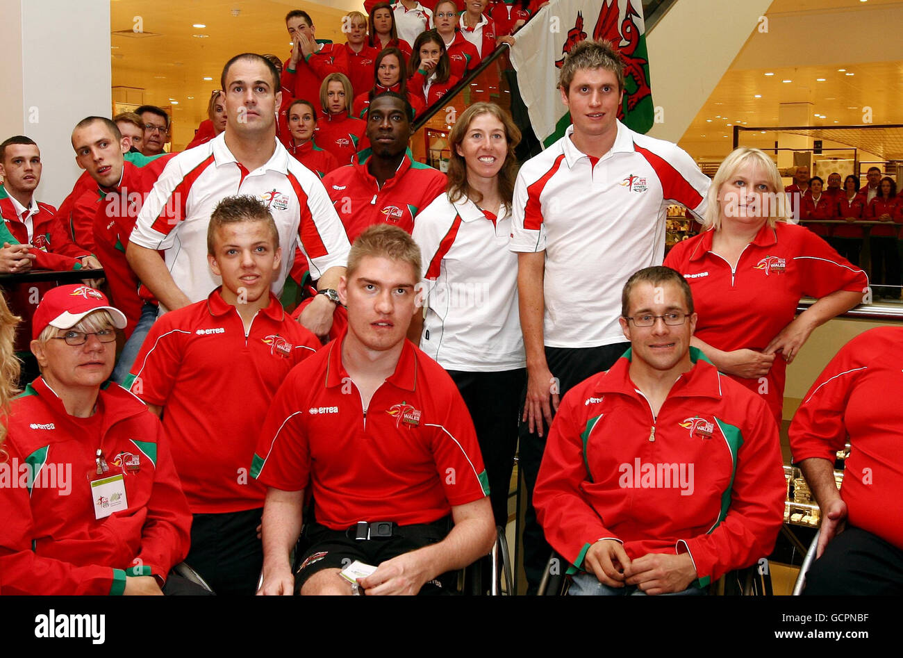 L'équipe des Jeux du Commonwealth galloise pose pour une photo de groupe d'équipe lors de l'envoi à John Lewis, Cardiff. Banque D'Images
